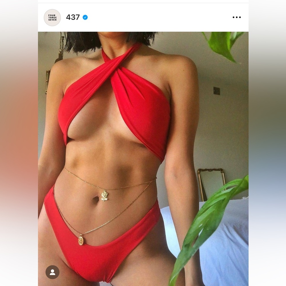 437 Leo Top in Red